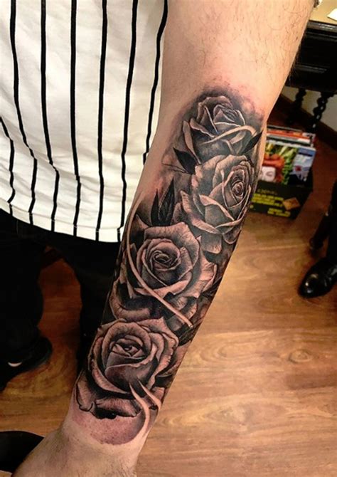 tatouage rose homme avant bras